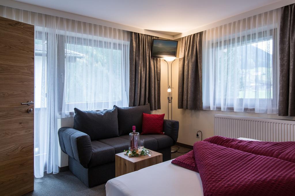 Отель Haus Hochland Тукс Экстерьер фото